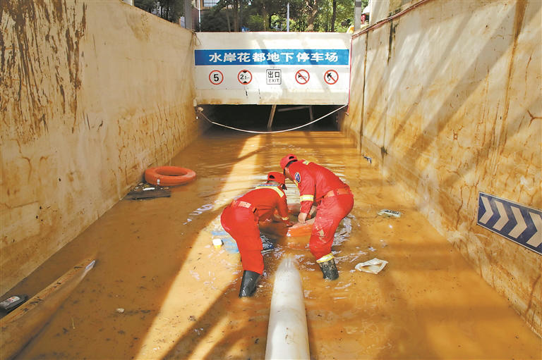 直击救援队驰援平江灾后重建：排水车、排水机器人齐上阵