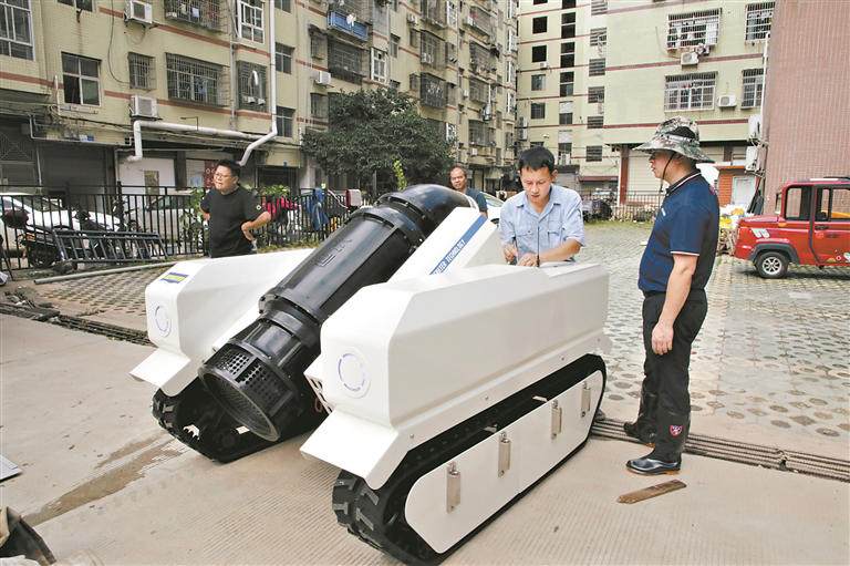 直击救援队驰援平江灾后重建：排水车、排水机器人齐上阵